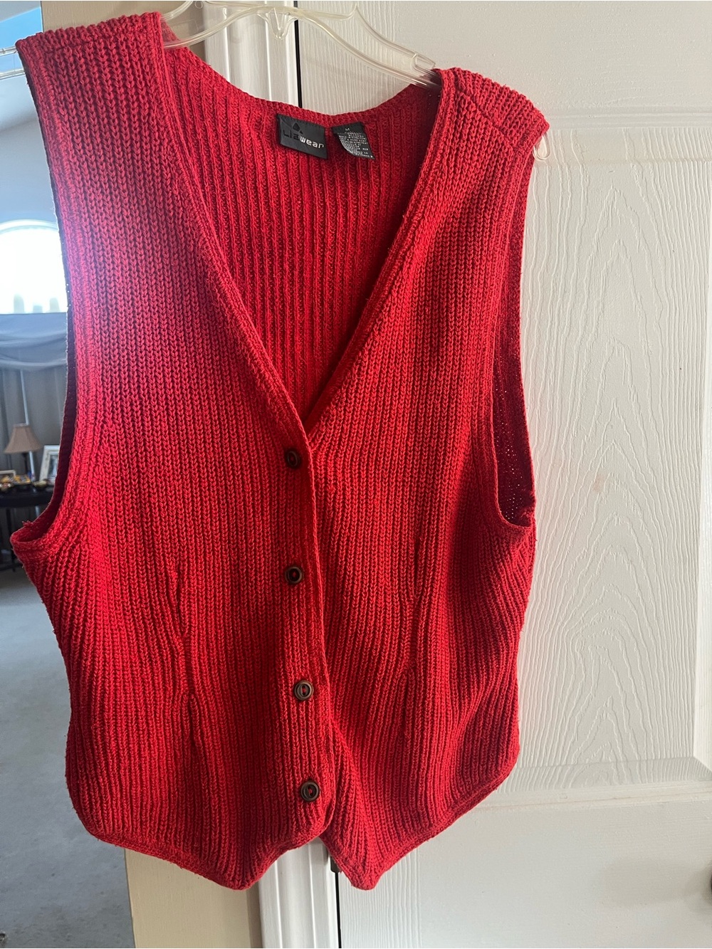 Red Knit Button-Front Sweater Vest - 80% SILK, 20% COTTON
LIZWEAR
SIZE M